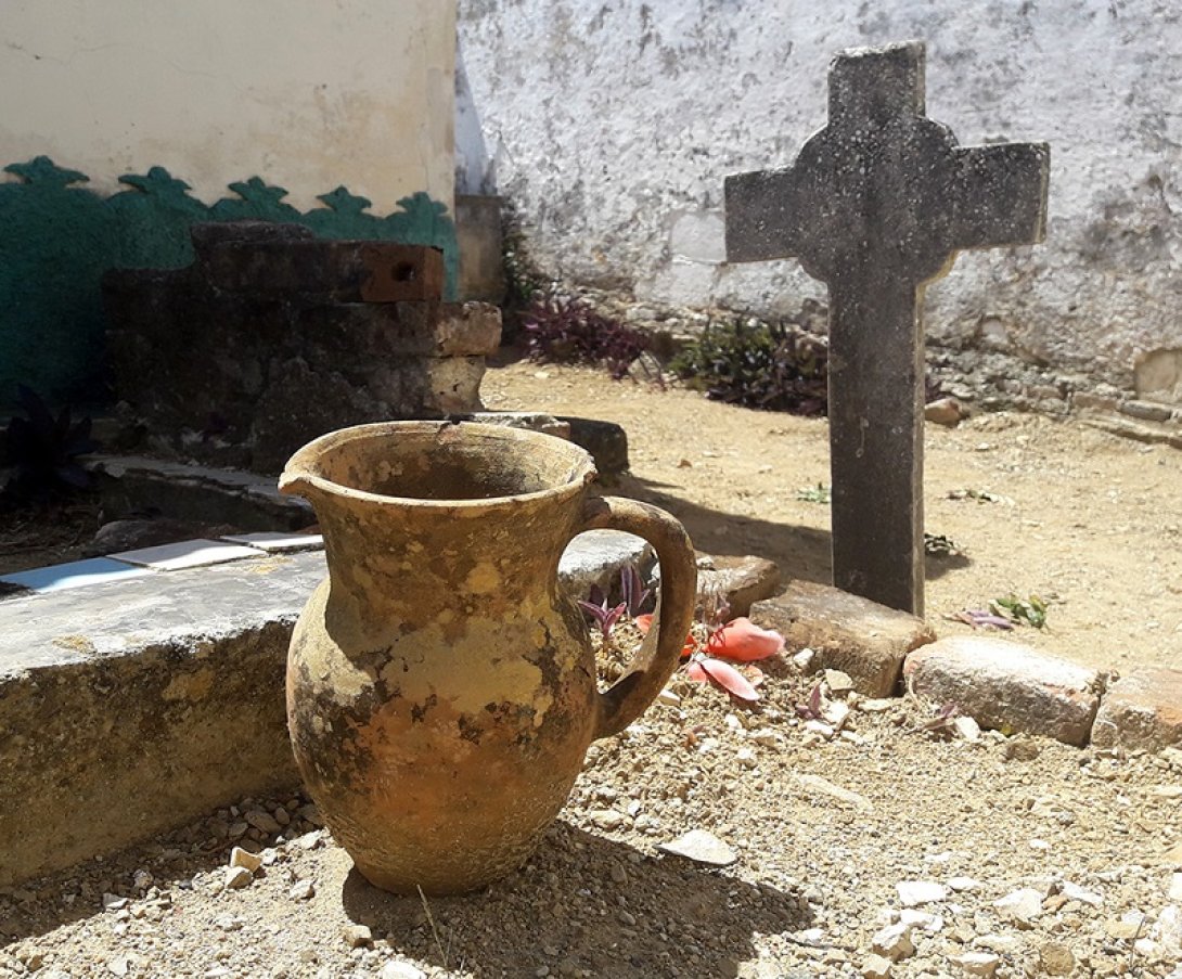 Jarra vacía sobre tumba abandonada