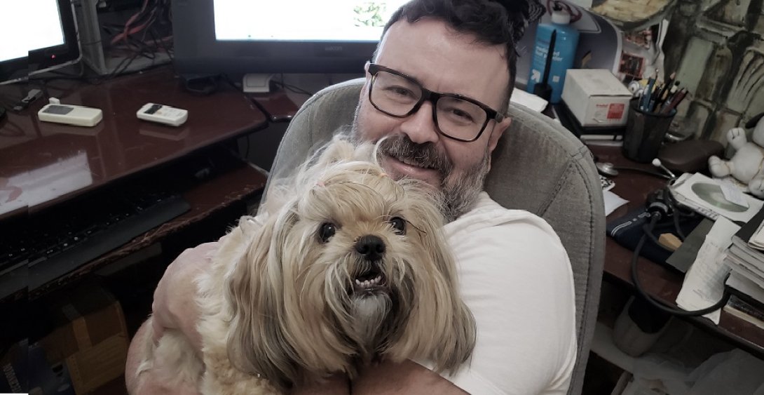 El diseñador Jorge Rodríguez Díez con su mascota
