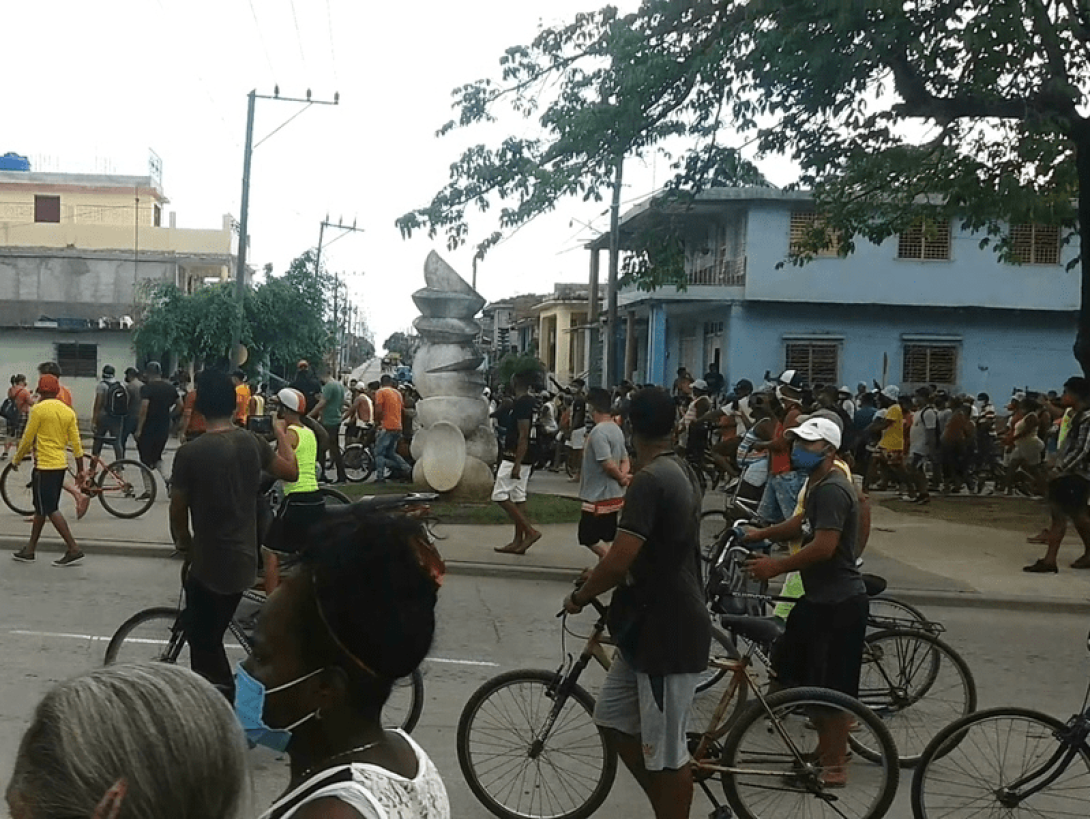 Personas en la calle aglomeradas.