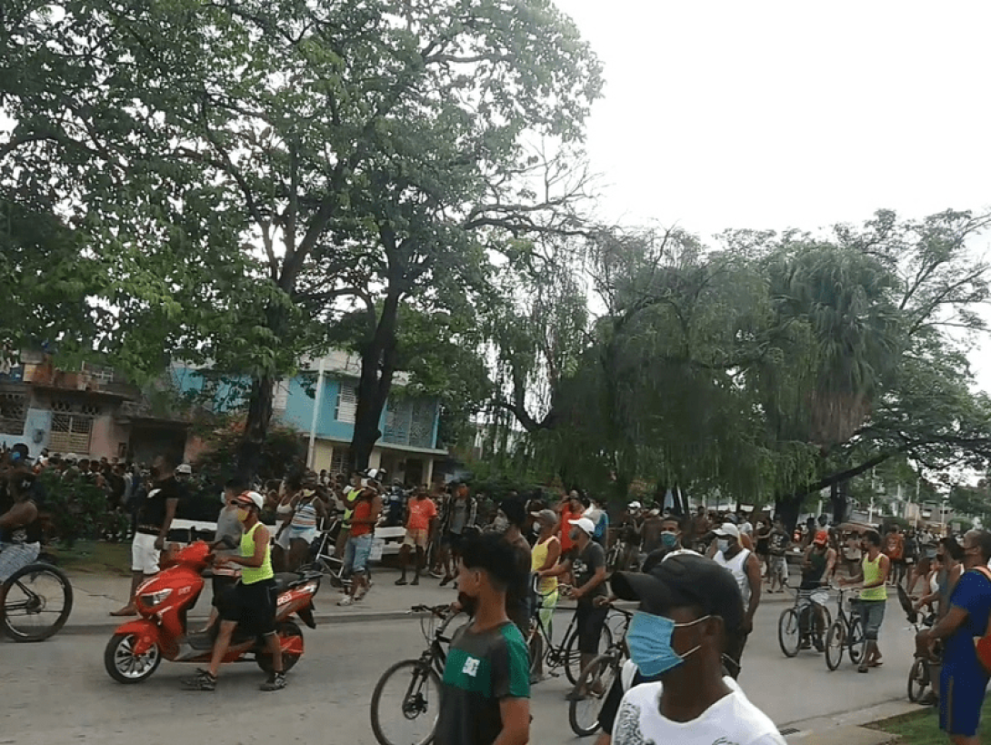 Personas en la calle aglomeradas.