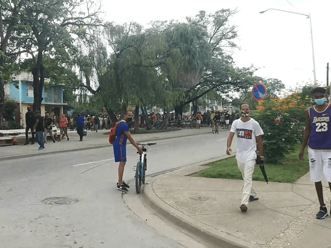 Personas en la calle aglomeradas.