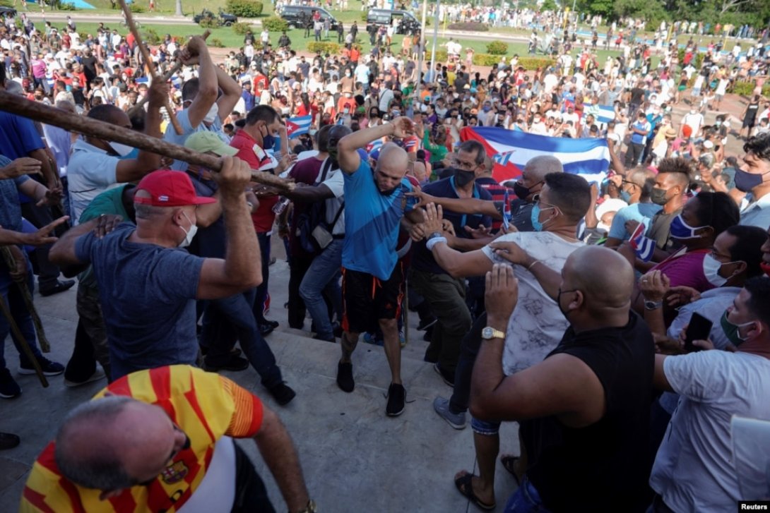 Represión del pueblo a palos en Cuba.