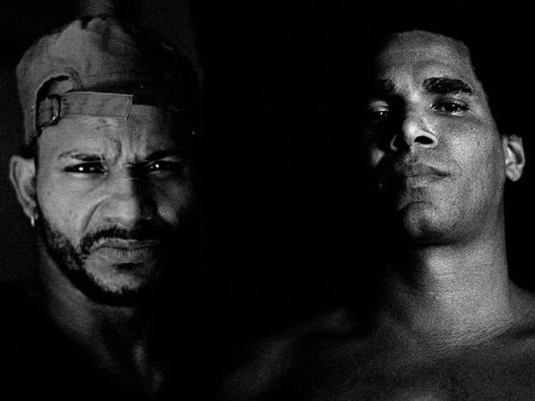 Dos rostros masculinos sobre fondo negro.