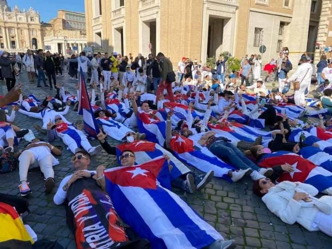 Cubanos plantados con banderas cubanas en el Vaticano