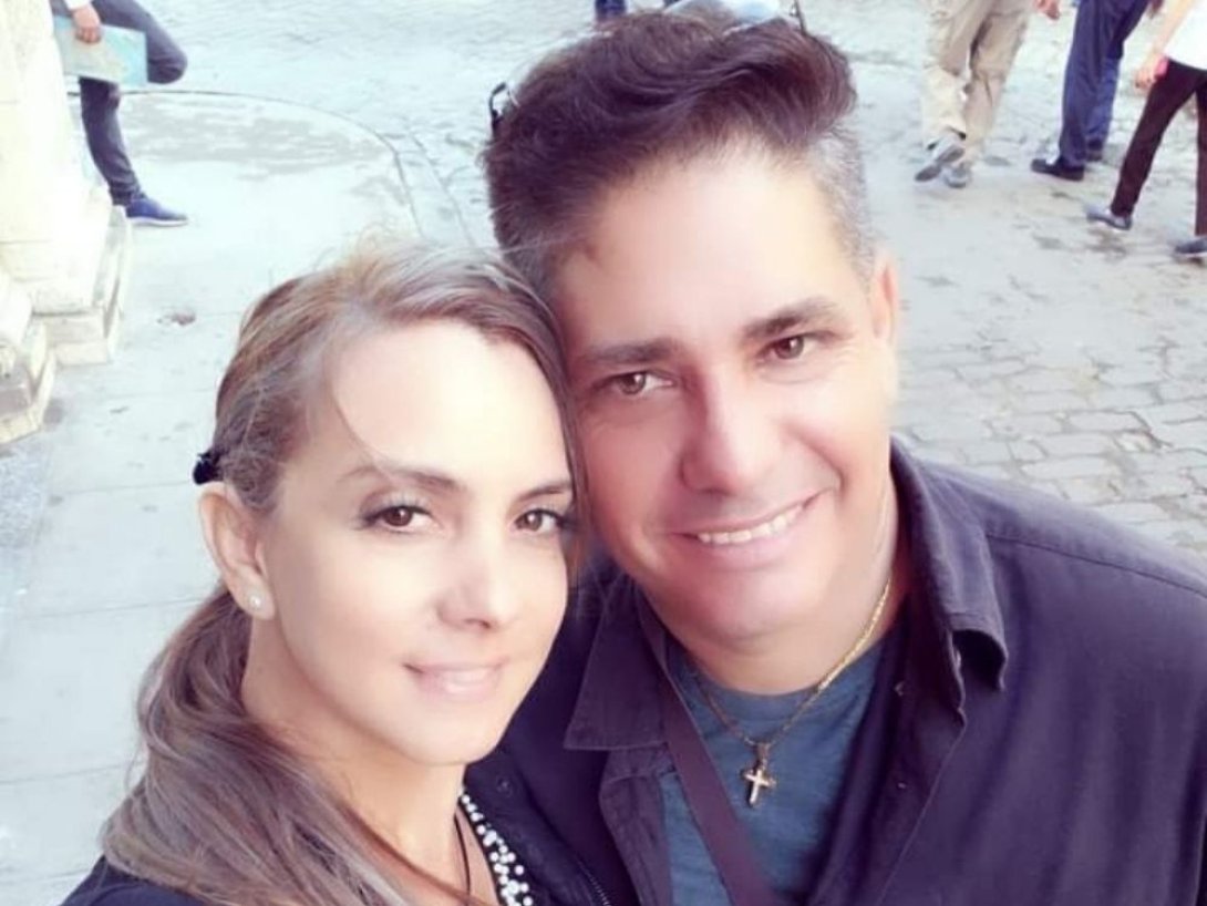 El doctor Naranjo junto a su esposa. 