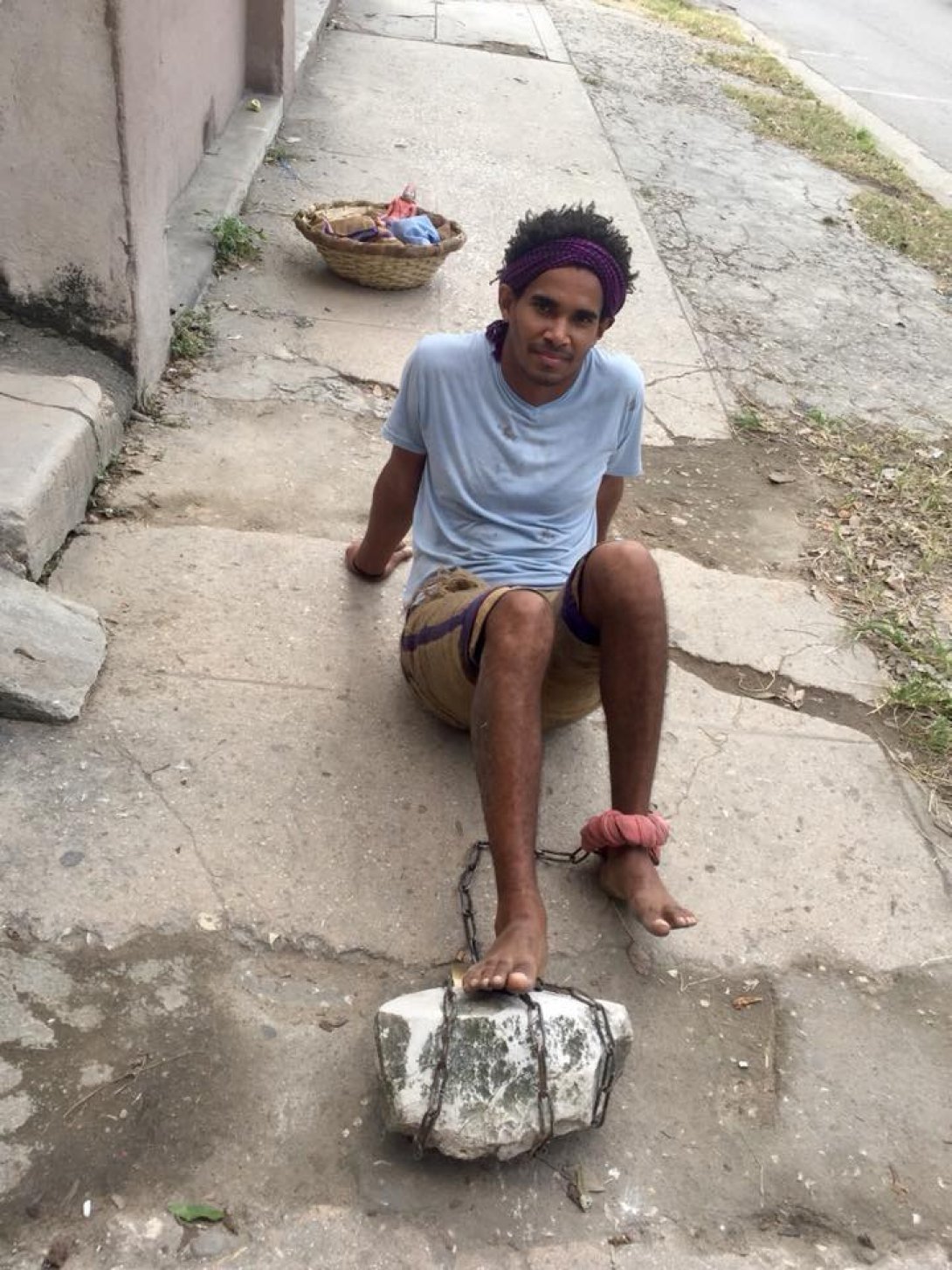 Artista Luis Manuel Otero Alcántara arrastra una piedra. Promesa a San Lázaro