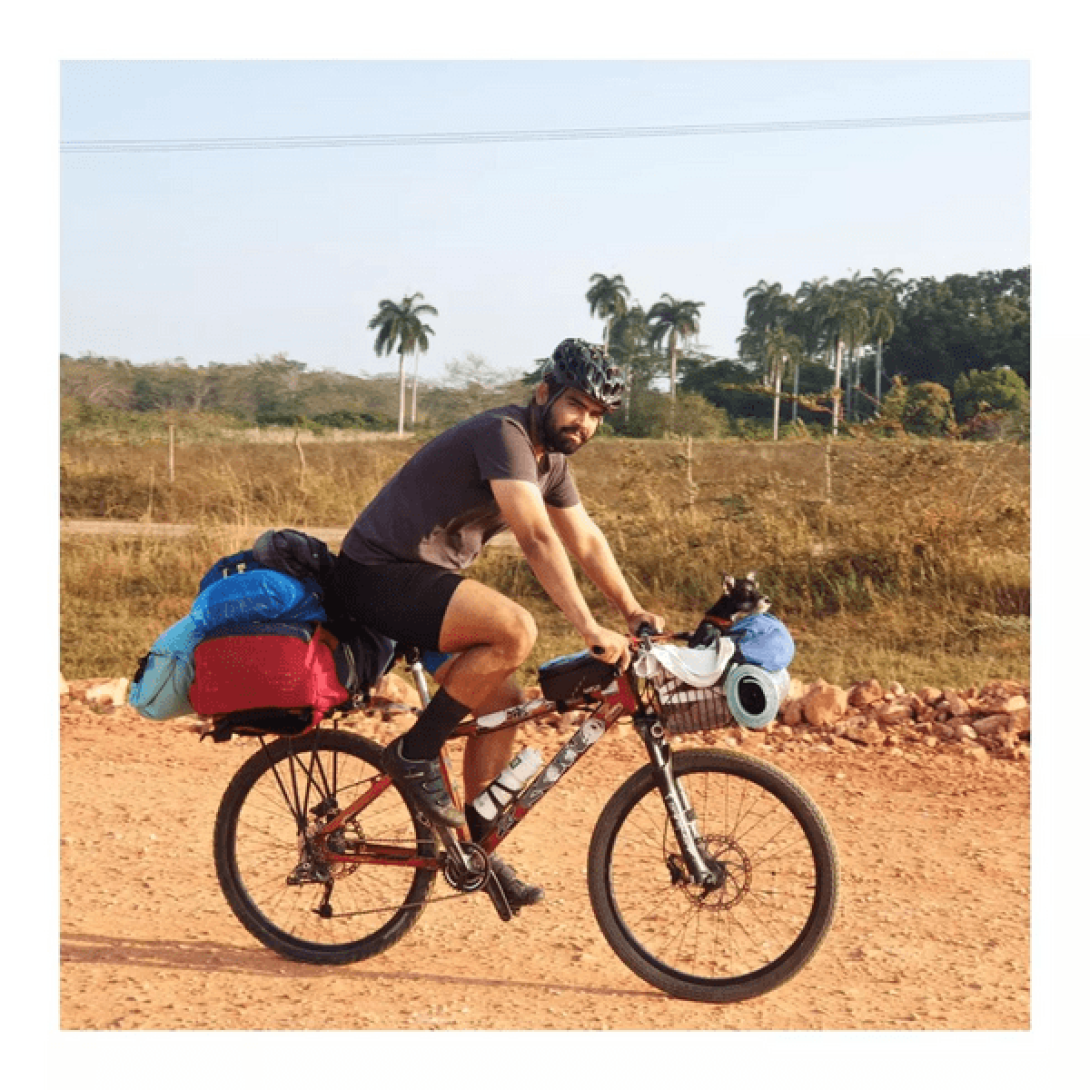 Miguel en bicicleta en su recorrido por Cuba.