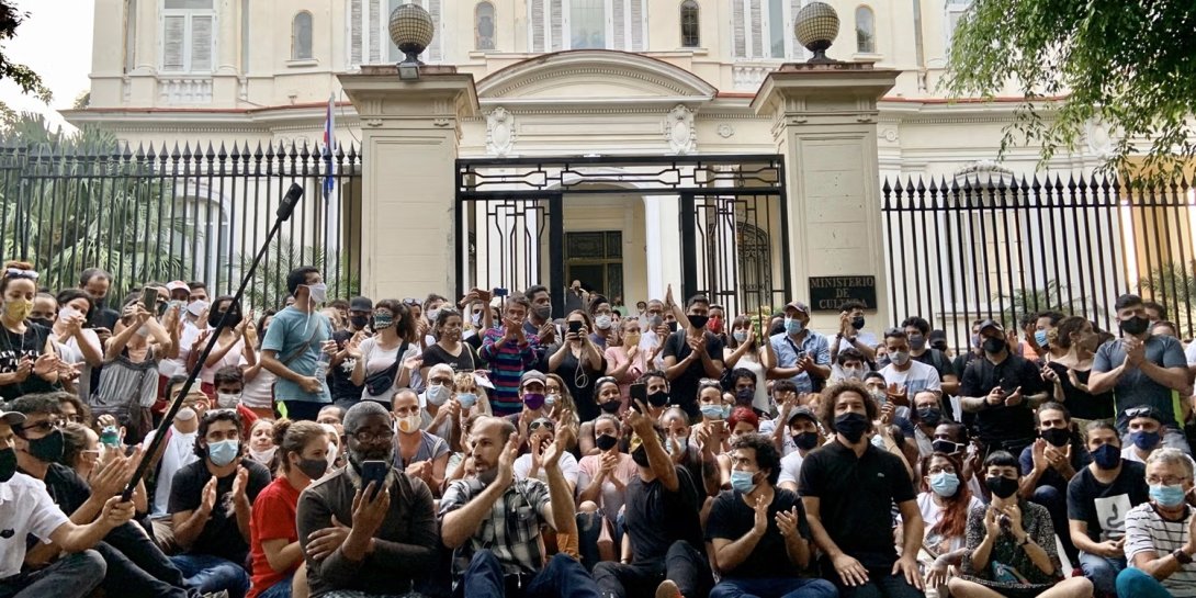 Protesta de escritores, artistas y cineastas frente al Ministerio de Cultura en La Habana, 27 de noviembre de 2020.