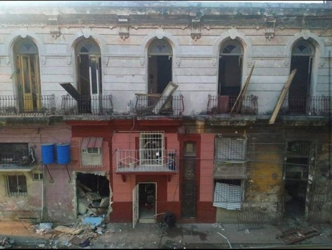Una vivienda de la Habana Vieja destrozada por una explosión por un escape de gas.