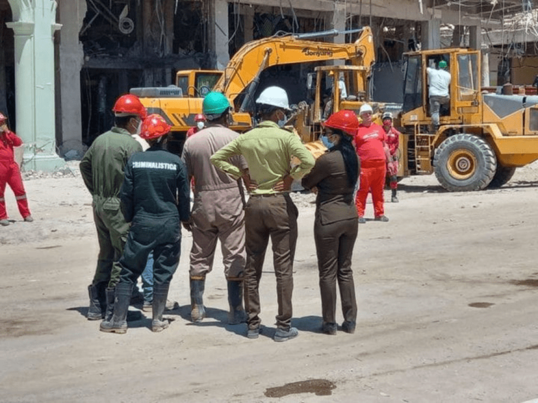 Autoridades y bomberos continúan los trabajos en el hotel Saratoga. 