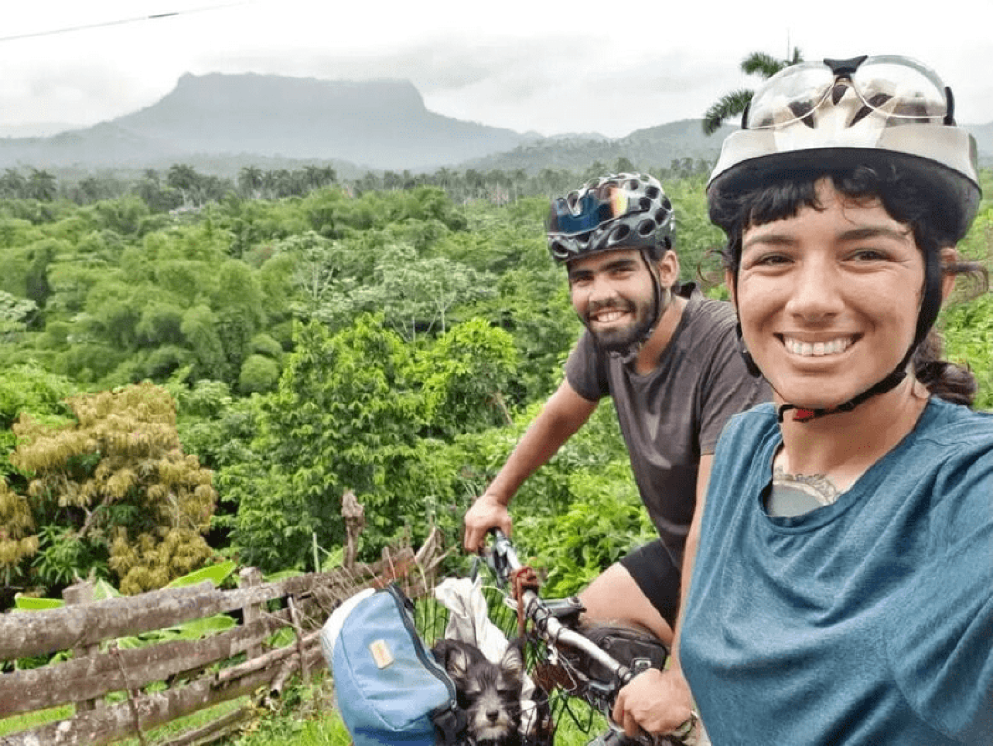 MIguel y Yasnay en Baracoa: al fondo se ve el emblemático Yunque.