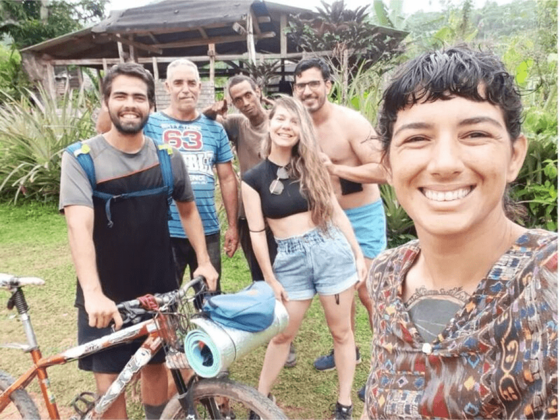 Grupo de personas sonrientes en el campo cubano.