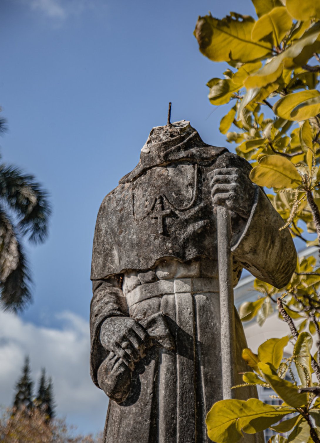 Estatua de Santo Tomás decapitada