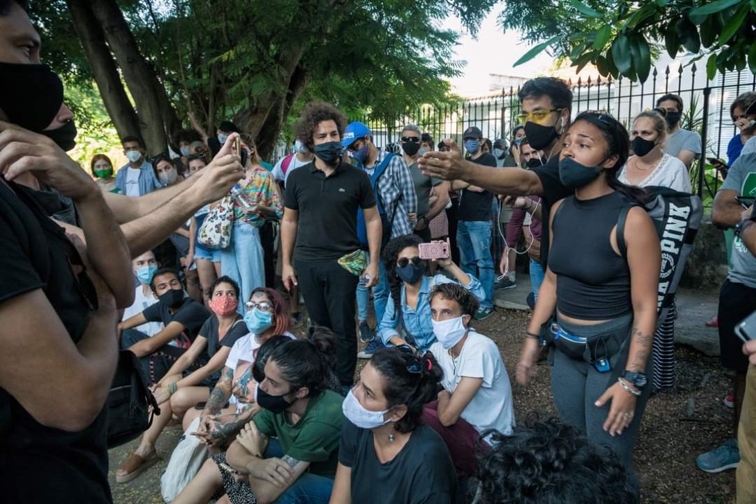 Jóvenes manifestantes frente al Ministerio de Cultura.