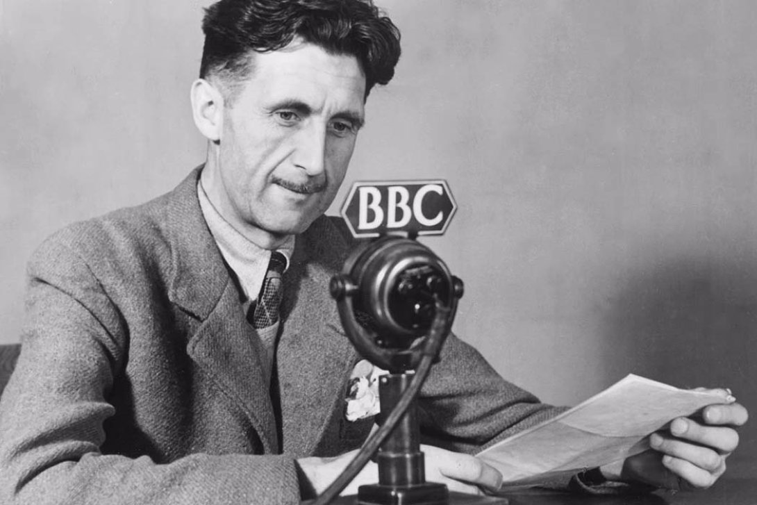 George Orwell en sus años como periodista en la BBC durante la Segunda Guerra Mundial.
