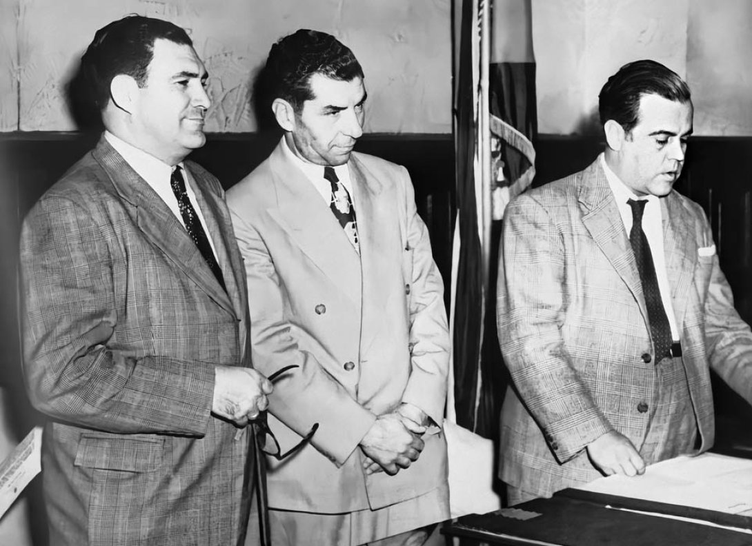 Lucky Luciano (al centro) en La Habana, junto al jefe de la Policía Secreta de Cuba, Benito Herrera, y el ministro del Interior Alfredo Pequeño.