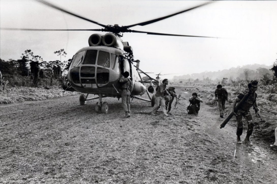 Un helicópter en la pista La Penca, en territorio nicaragüense del sector Río San Juan, donde venían los periodistas internacionales y nacionales, víctimas del atentado. 