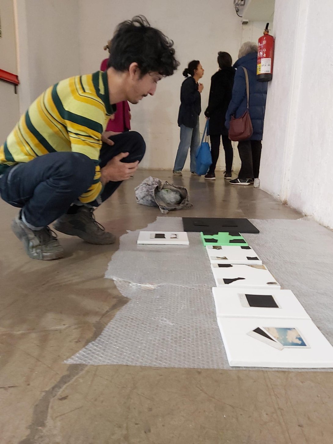 Julio Llopis montando obras de expo "Las mieles", Foro Intemperie 2, Madrid, 23-25 de febrero 2023.