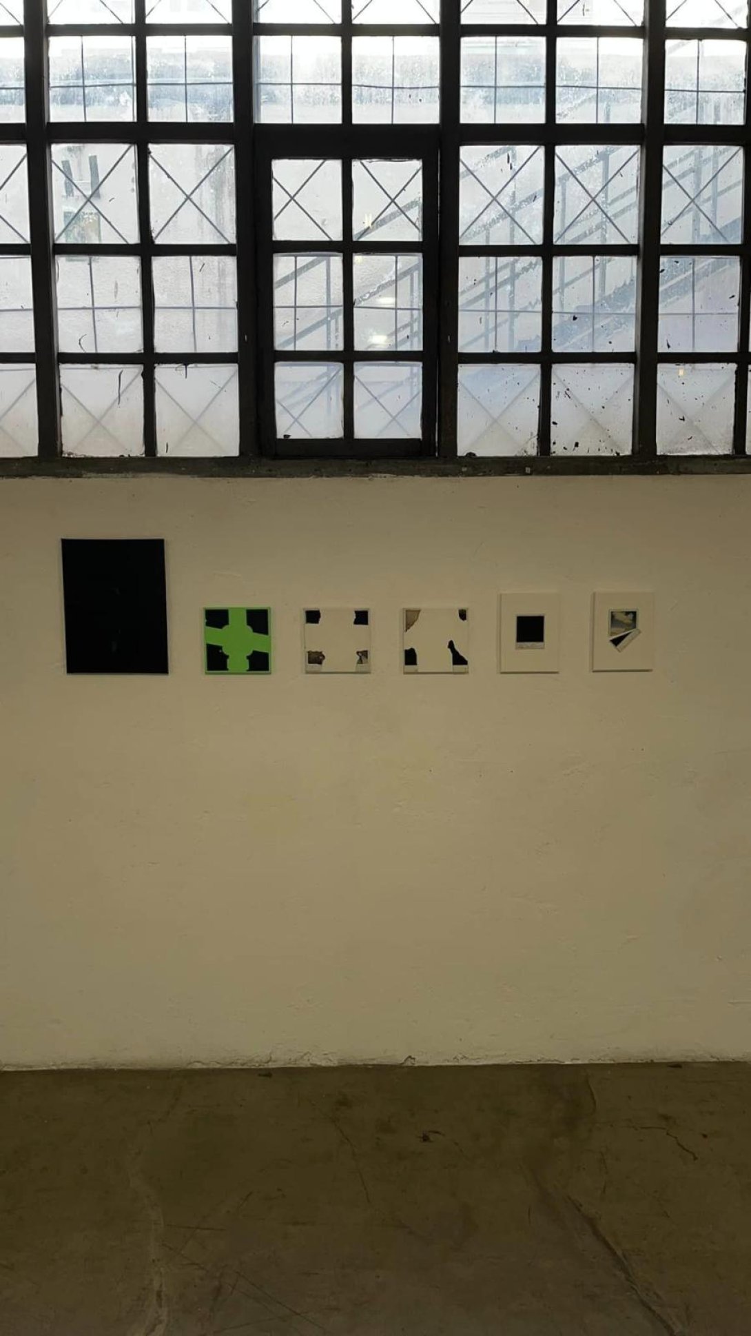 Polaroid, floppy disc sobre tela de dimensiones variables.