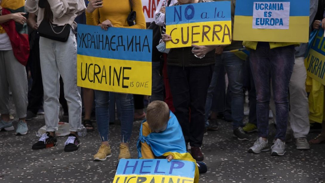 Personas con carteles. 