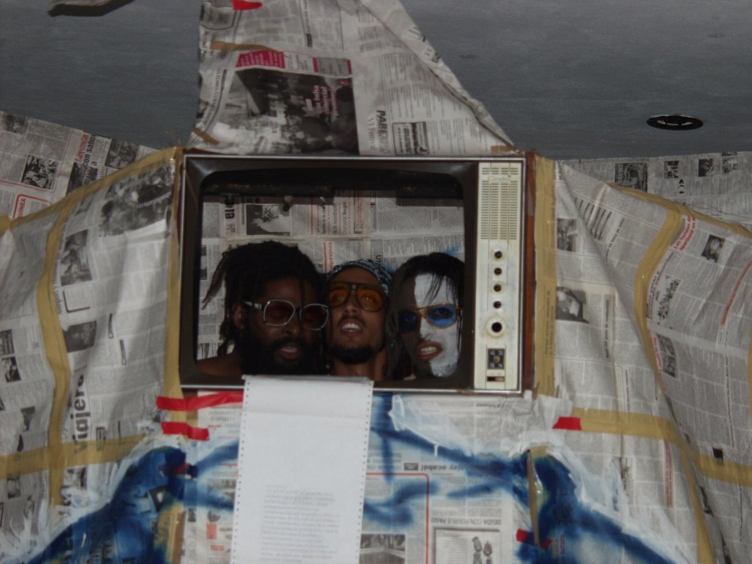 Amaury Pachecho junto a otros miembros de Omnizonafranca en un espectáculo