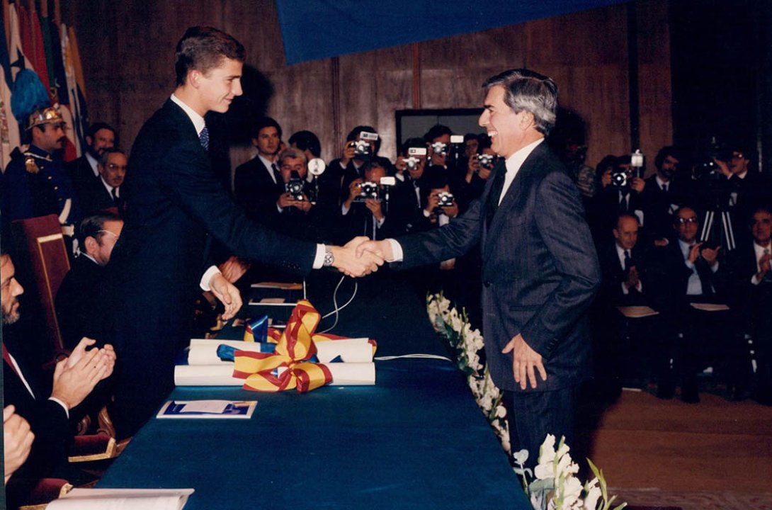Mario Vargas Llosa recibe el premio Príncipe de Asturias en 1986.