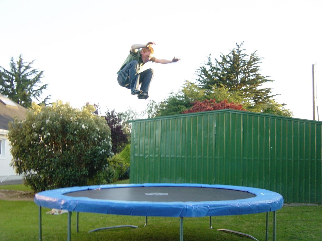 Persona saltando en un trampolín