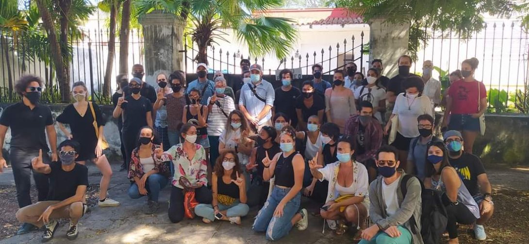 Jóvenes manifestantes frente al Ministerio de Cultura 2