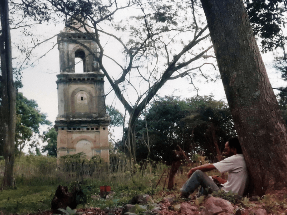 El autor en San Isidro. Segundo plano, torre de la hacienda. 