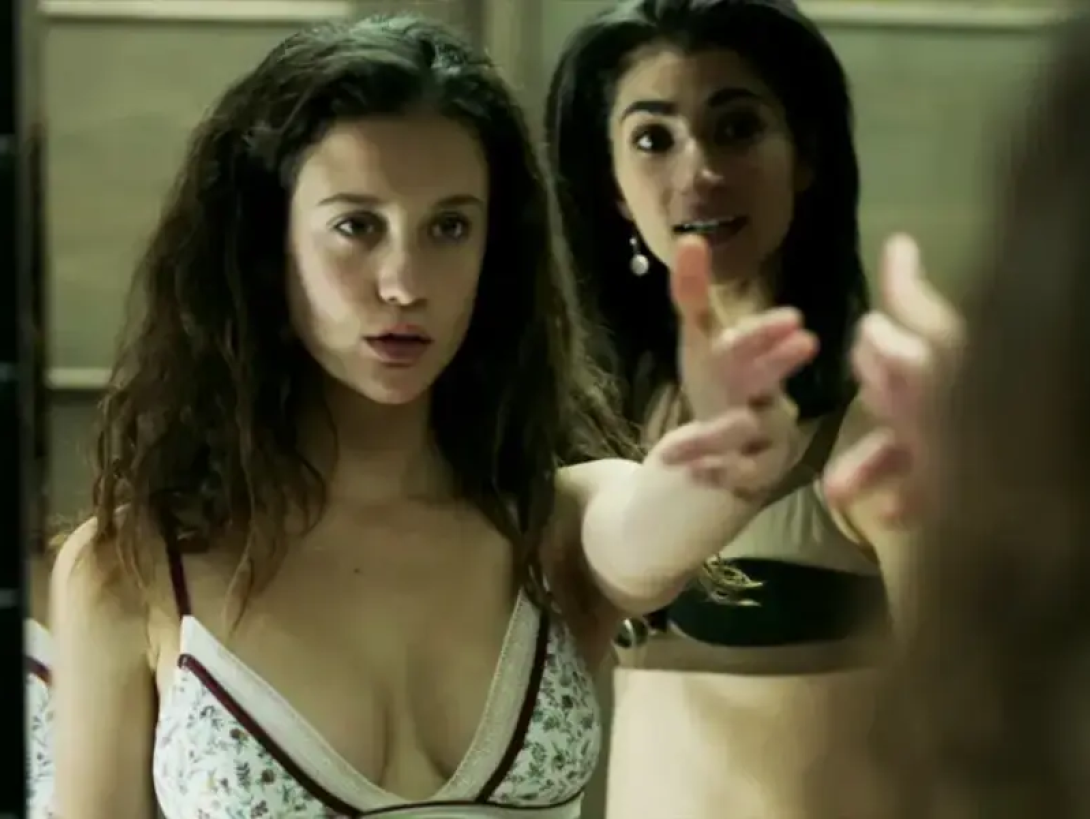 Nairobi y Allison, personajes de "La Casa de Papel" en el momento que repiten: "Soy la puta ama".