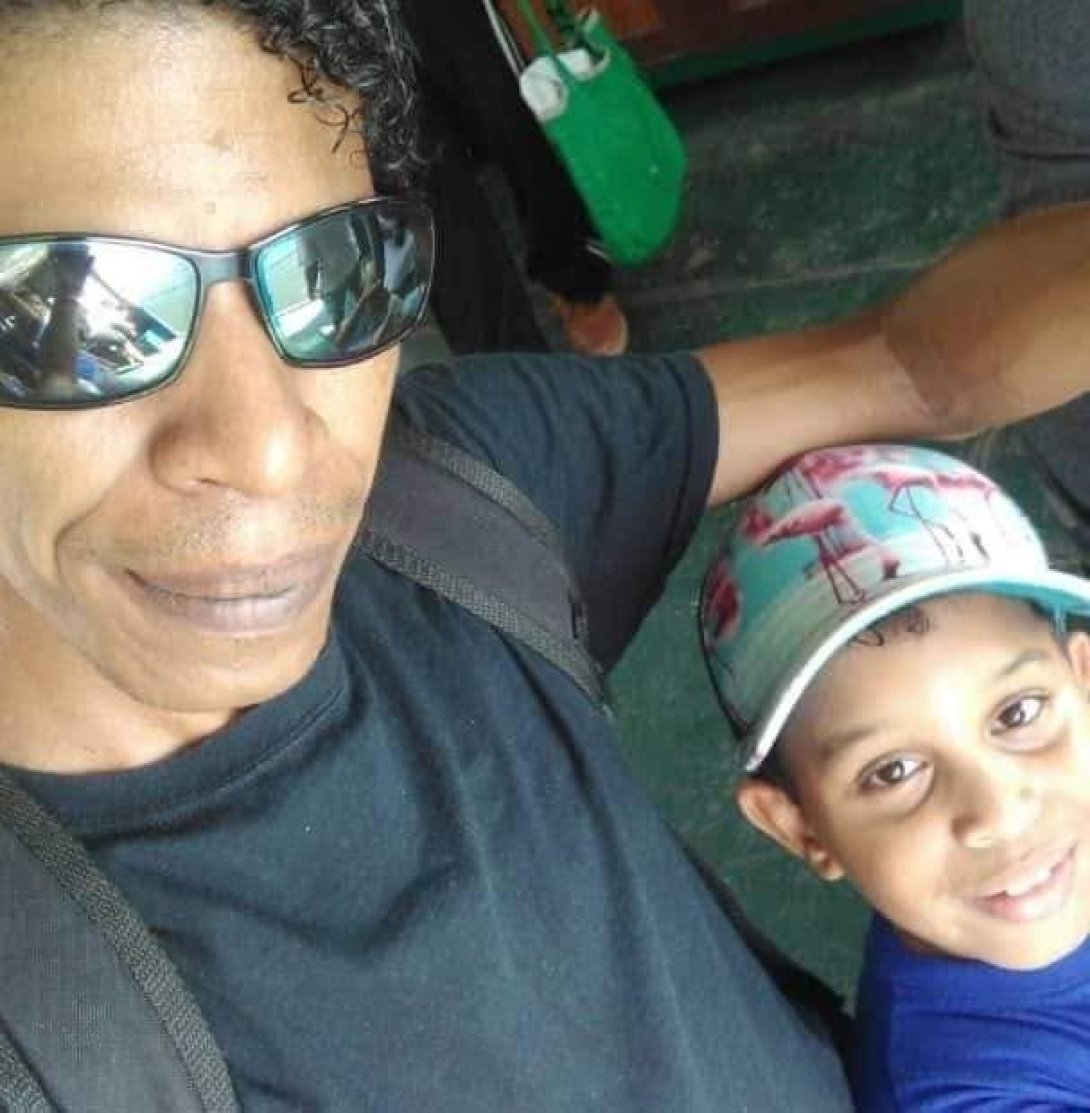 Eliezet Sesma, preso político cubano del 11J, y su hijo.