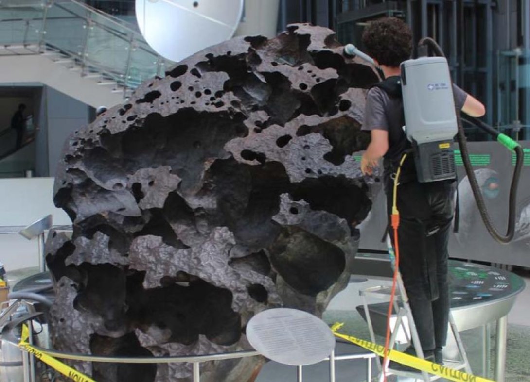 Hombre descontaminando meteorito. Foto de Francis Sánchez