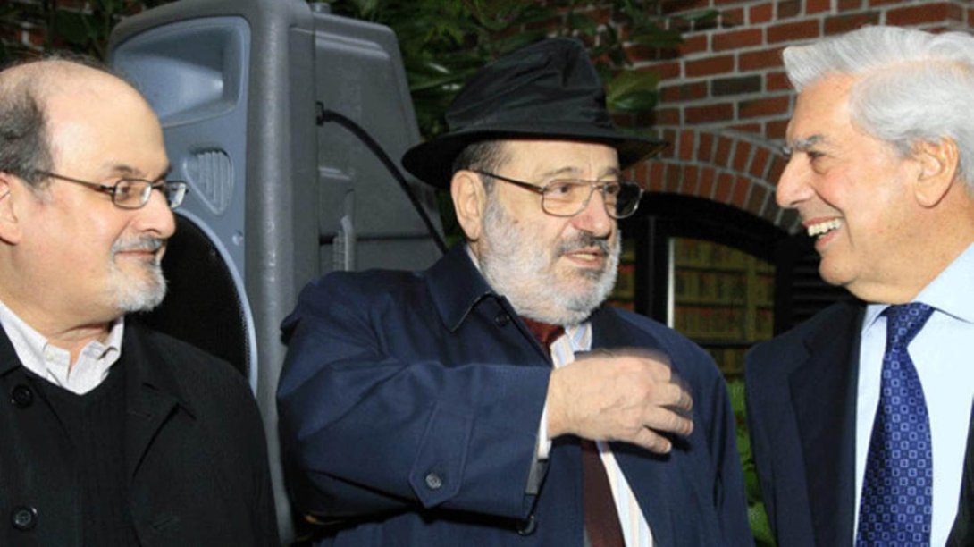 Mario Vargas Llosa junto a Salman Rushdie y Umberto Eco en Nueva York, mayo de 2008.