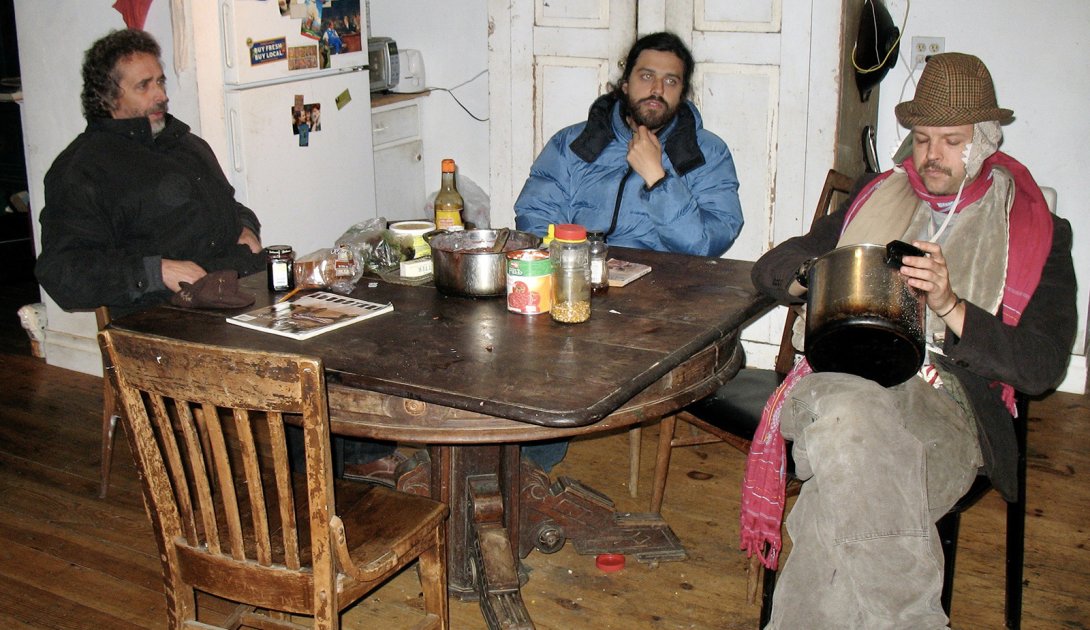 De izquierda a derecha Ron Blair, Miguel Coyula y el sobrino de Barnaby Rue en la Granja de arte (2008). Foto: David Leitner