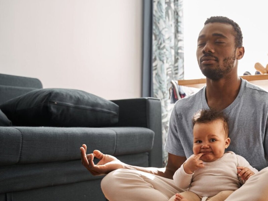 Padre meditando con su hijo.