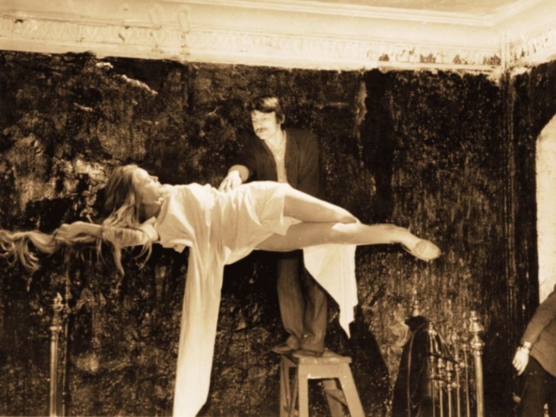 mujer levitando