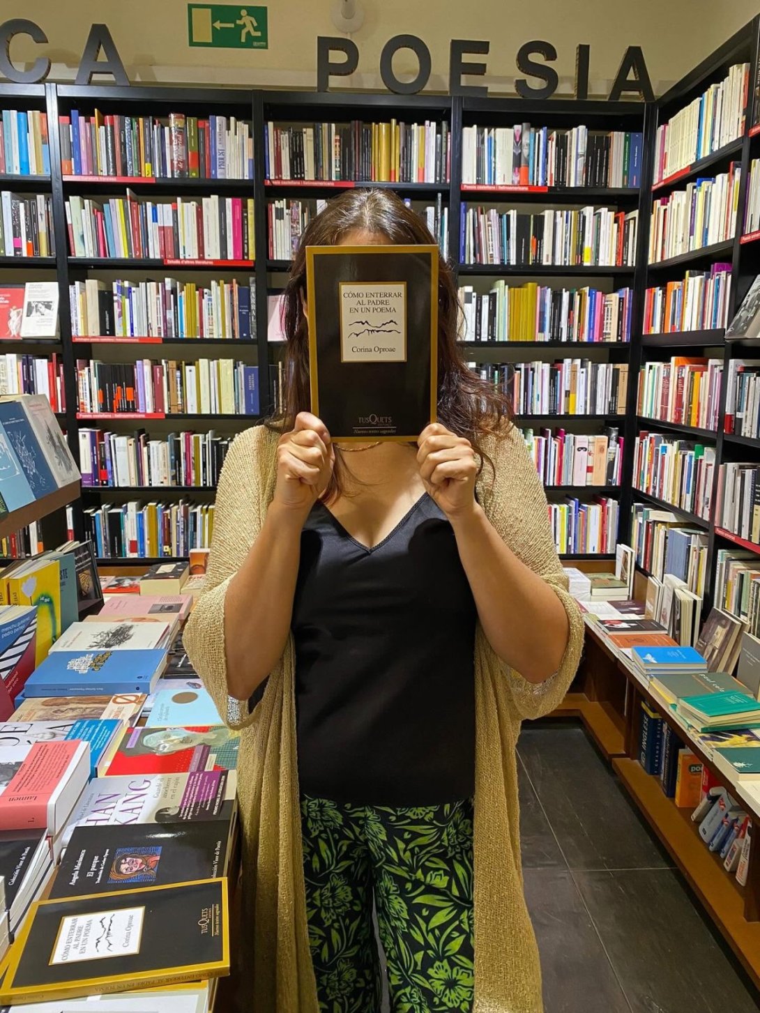 Corina Oproae promocionando su libro "Cómo enterrar al padre en un poema" (2025).