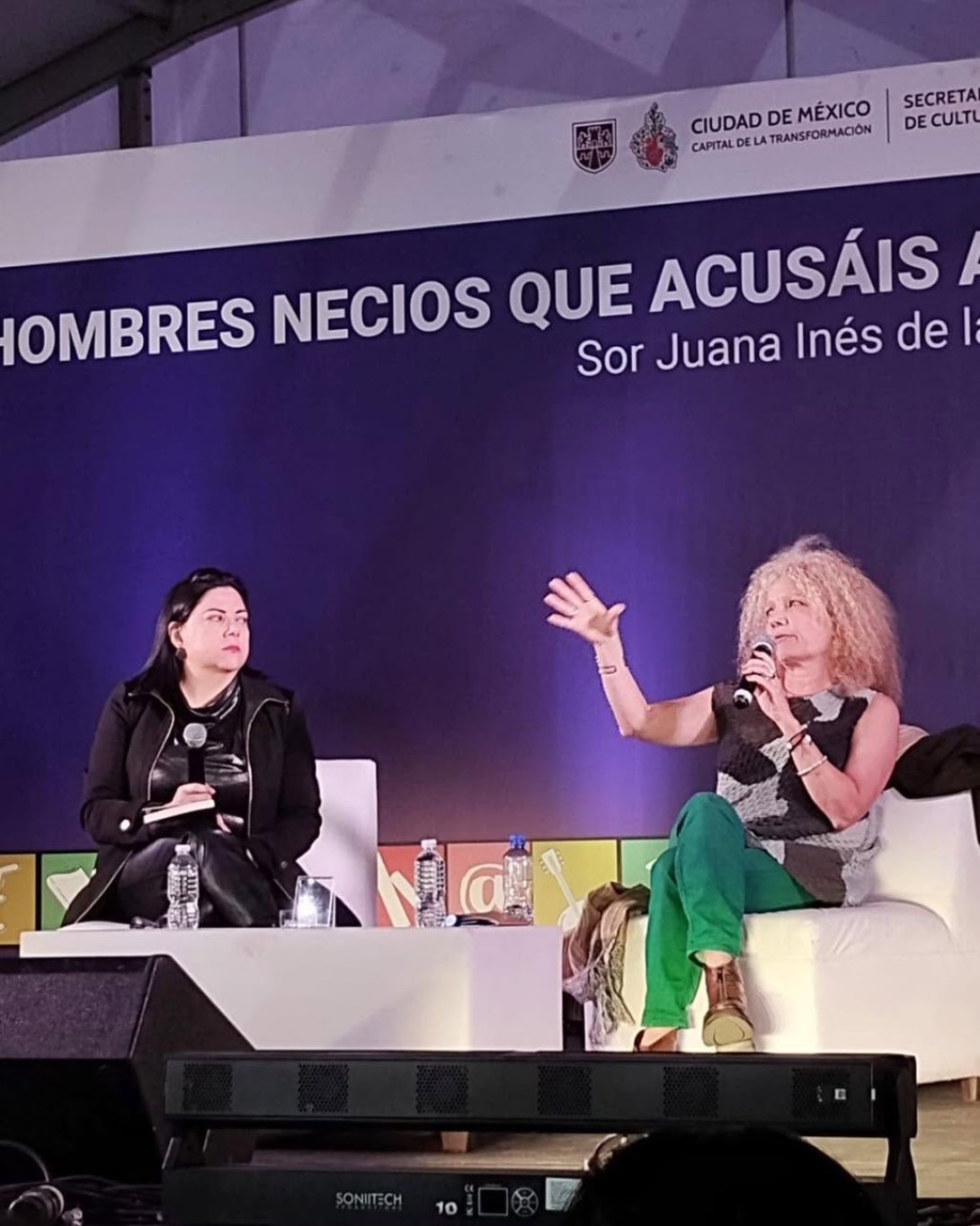 Karla Suárez presentando su novela "Objetos perdidos" en Feria Internacional del Libro en el Zócalo (FIL Zócalo), Ciudad de México (octubre de 2025).