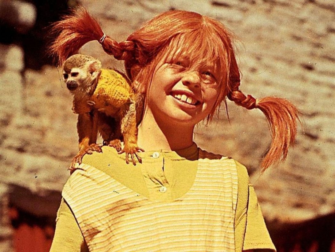 Niña pelirroja y mono. 