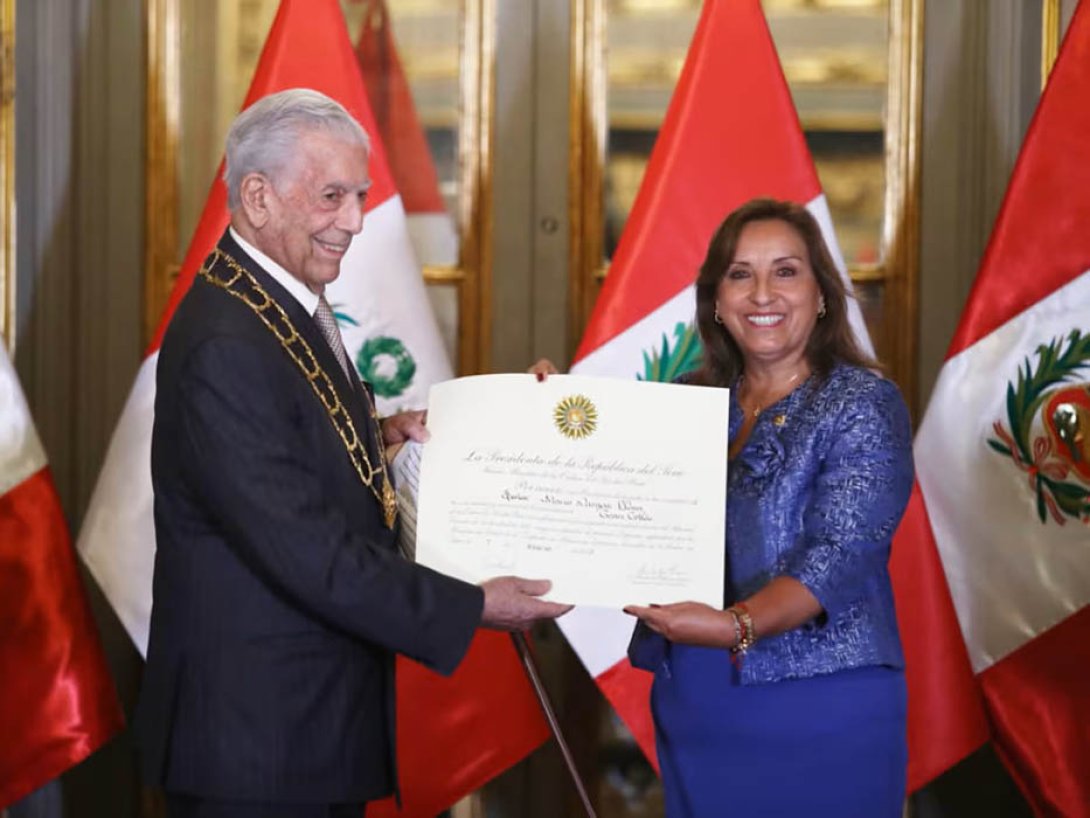 Mario Vargas Llosa condecorado en 2023 con la Orden El Sol del Perú por la presidente Dina Boluarte.