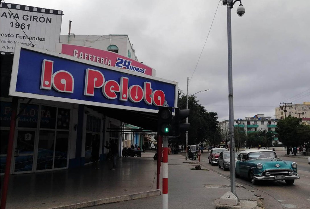 Cafetería La Pelota en la céntrica esquina de 12 y 23, en La Habana.
