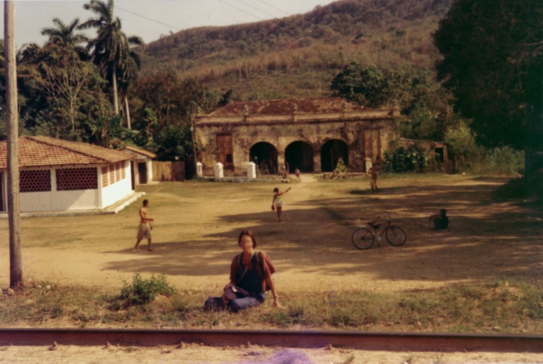 Svetlana junto a la vía férrea del Karata. Al fondo, casa de vivienda de la hacienda La Pastora