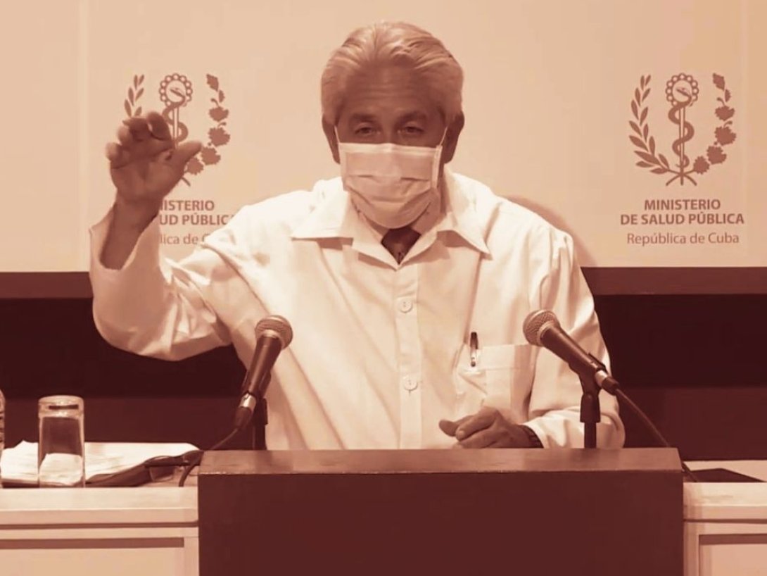 hombre en bata médica