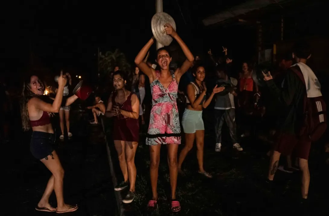 Cubanas protestando durante un apagón.