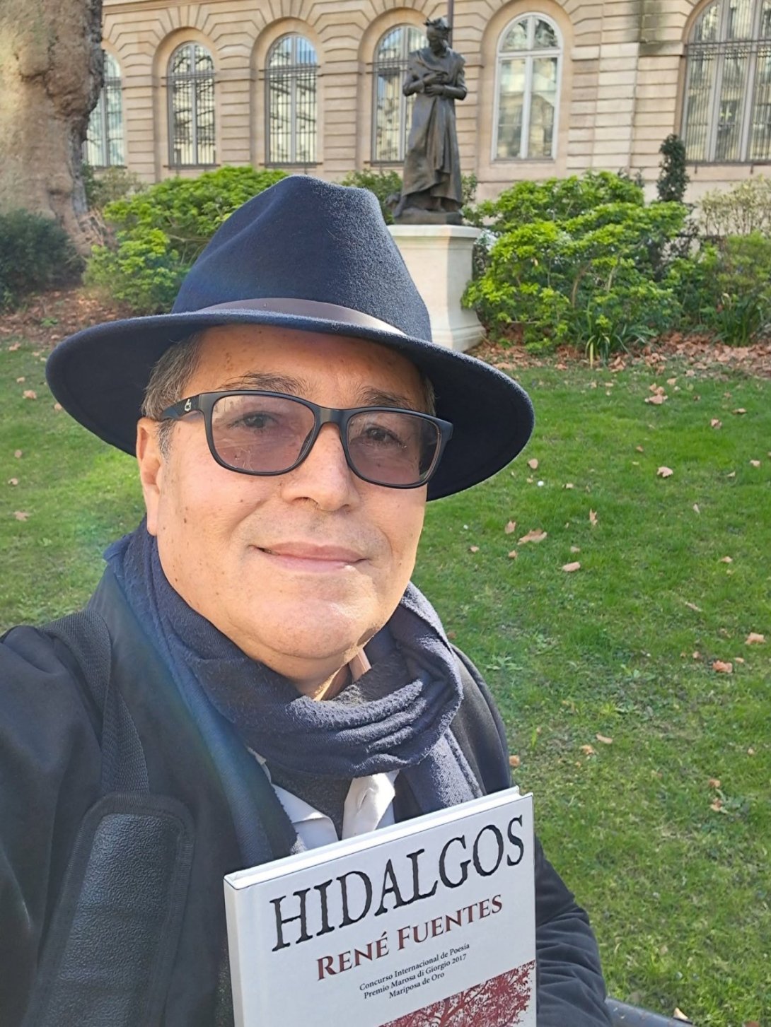 René Fuentes con su poemario "Hidalgos" (2025). Foto: Facebook.