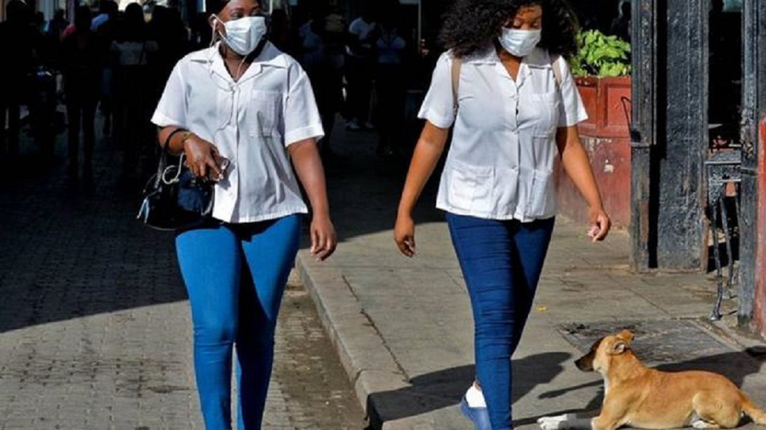 Mujeres con mascarillas en La Habana.