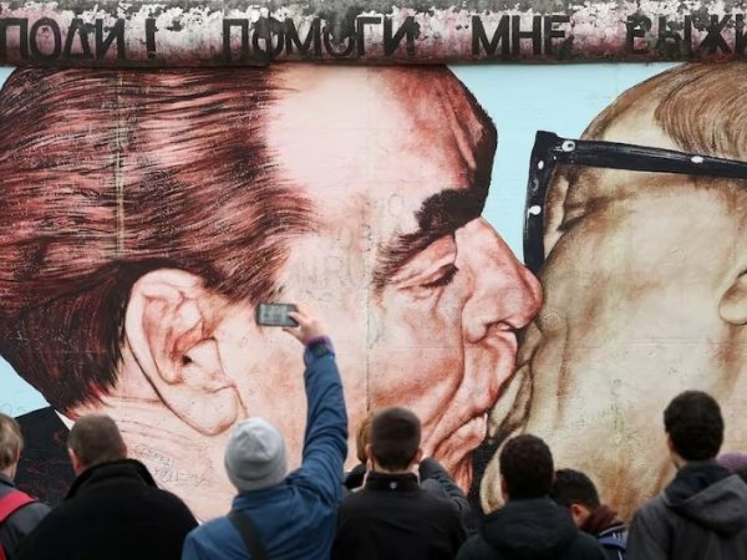 Grafiti del artista ruso Dmitri Vrúbel, que representa besándose al líder alemán Erich Honecker y al ruso Leonid Brezhnev.