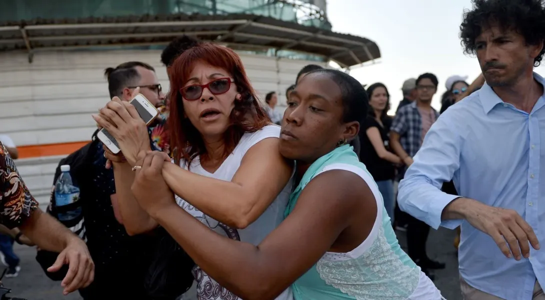 Agentes de civil reprimen a la periodista independiente y activista cubana Iliana Hernández en La Habana durante marcha de la comunidad LGBTIQ+ (el 11 de mayo en 2019).