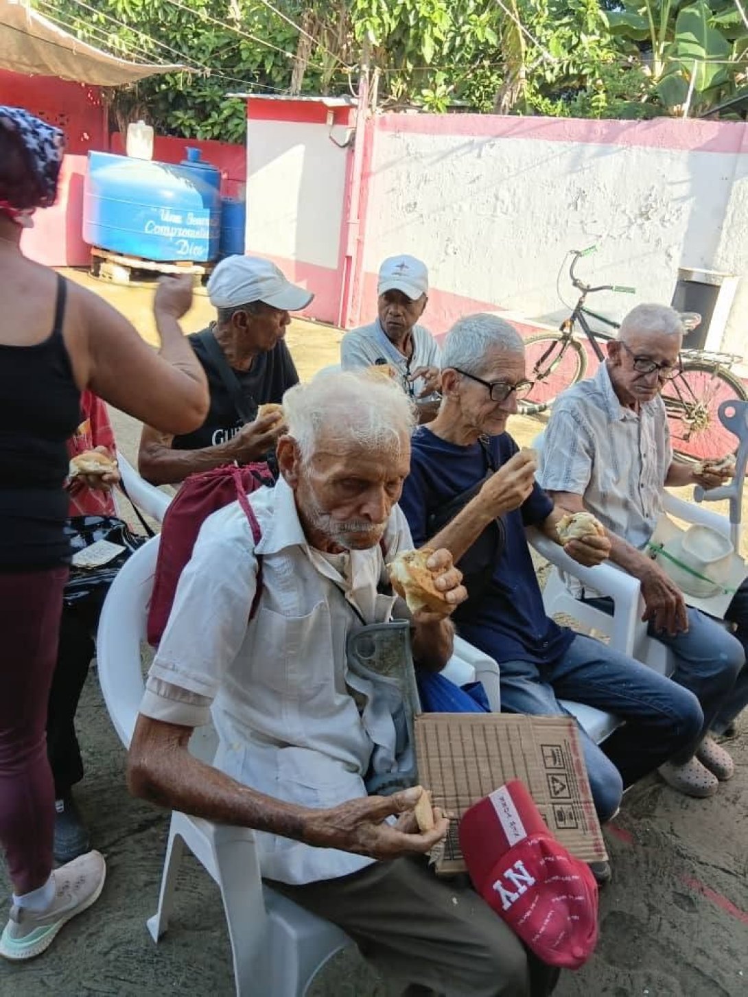 Ancianos desayunando en el Ministerio Viento Recio, de Las Tunas (4 de agosto de 2026). Foto: Facebook de Mario Jorge "Mayim" Travieso.