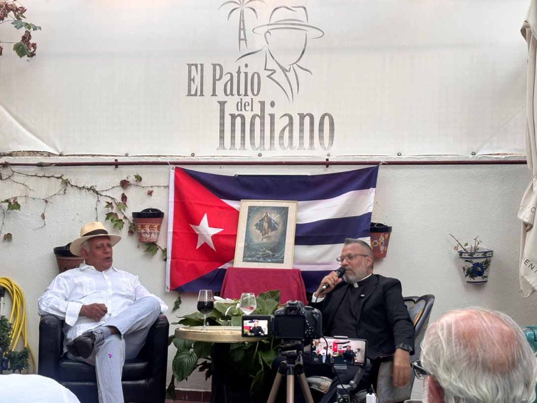 Rigoberto Carceller y el padre Enrique Corona durante el encuentro "Cristo y Cuba" en Madrid (2 de septiembre de 2026).